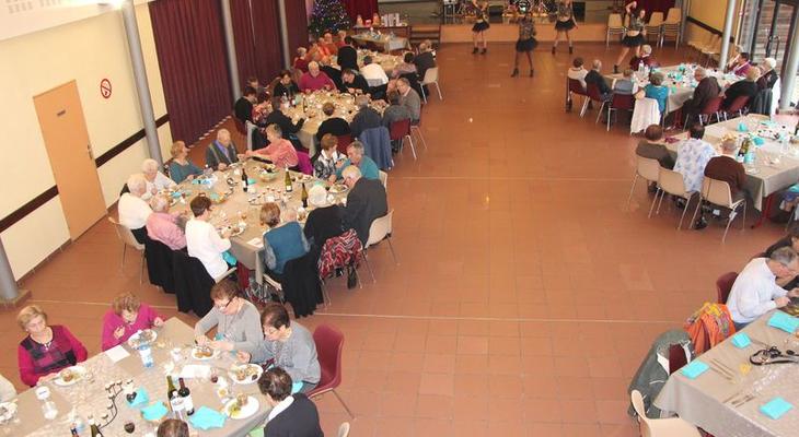 Les seniors passent à table.