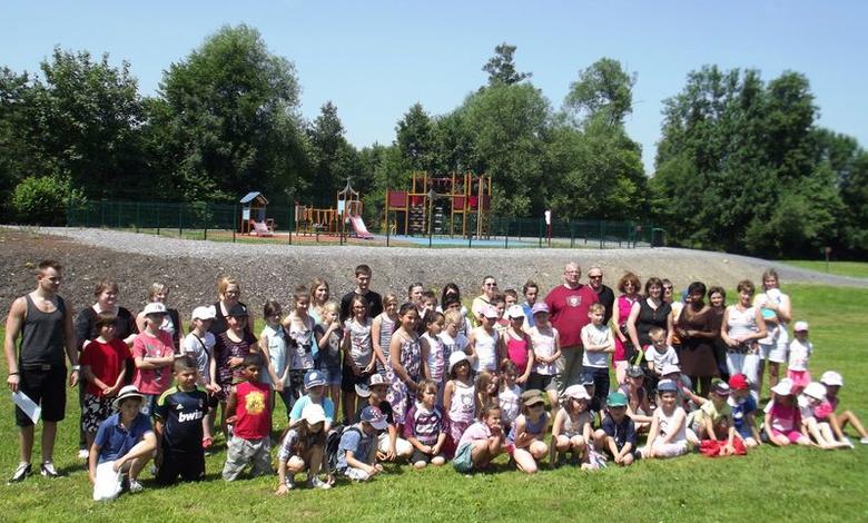 Les enfants en vacances aérées et ... à la noce.